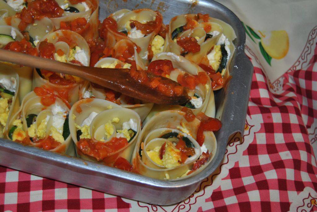 Rollè di Lasagna con Uova, Salsiccia e Zucchine grigliate preparazione 9